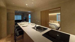 Une cuisine moderne dotée d’un îlot central, d’un four encastré et d’un évier.