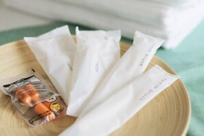 Bathtub, hair dryer, soap, shampoo - ORIGAMINN 403 by b hotel - 5 mins PeacePark (Hiroshima City)