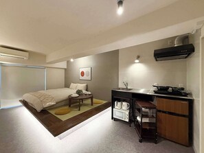 Tabla de planchar con plancha, wifi y ropa de cama 