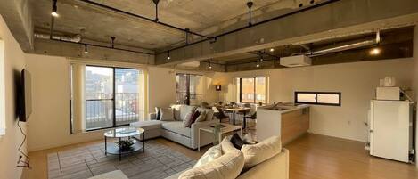 Una televisión, una oficina