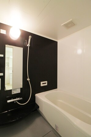 Badewanne, Haartrockner, Handtücher