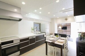 冷蔵庫、�電子レンジ、オーブン、コンロ