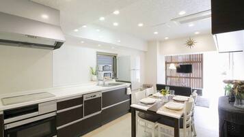 Køleskab, mikrobølgeovn, ovn, kogeplade