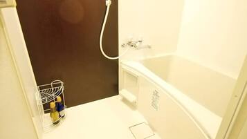 Douche, séchoir à cheveux, serviettes fournies