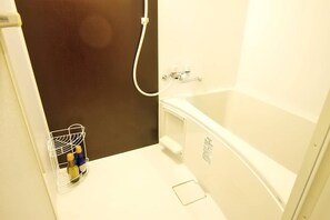 Douche, sèche-cheveux, serviettes fournies
