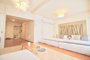 Iron/ironing board, WiFi - Spacious & Relaxing just 4 blocks to Peace Park (Hiroshima City)