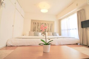 Iron/ironing board, WiFi - Spacious & Relaxing just 4 blocks to Peace Park (Hiroshima City)