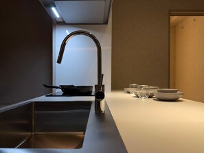 Geladeira, micro-ondas, cooktop, talheres/pratos/utensílios de cozinha
