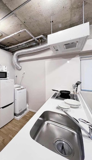 Kühlschrank, Mikrowelle, Herdplatte, Wasserkocher