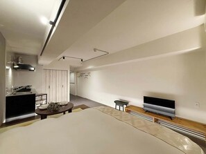Tabla de planchar con plancha, wifi y ropa de cama 