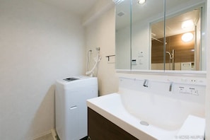 Bathtub, hair dryer, towels, soap - ORIGAMINN 603 by b hotel - 5 mins PeacePark (Hiroshima City)