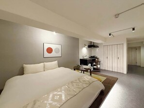 Tabla de planchar con plancha, wifi y ropa de cama 