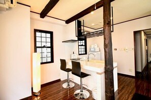 Kühlschrank, Mikrowelle, Herdplatte, Toaster