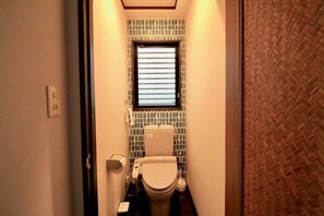 Baignoire, sèche-cheveux, serviettes fournies