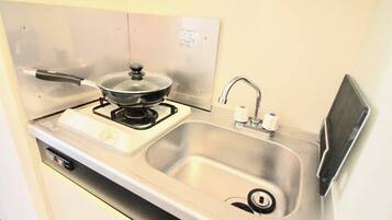 Frigorífico, microondas, placa de cocina y utensilios de cocina