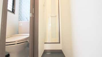 Badkar, hårtork och handdukar