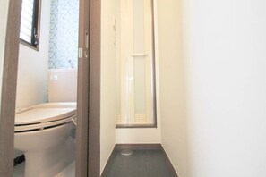 Baignoire, sèche-cheveux, serviettes fournies