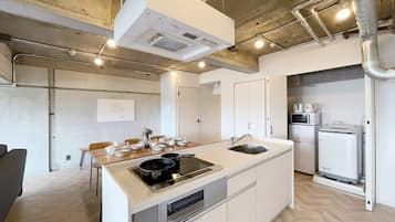 Frigorífic, microones i placa de cuina