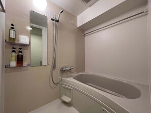 Baignoire, sèche-cheveux, serviettes fournies, shampoing