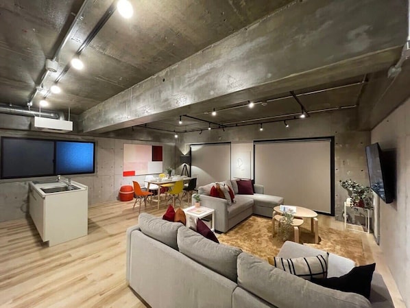 TV, offices - Peaceful Modern Flat Near Atomic Bomb Dome (Hiroshima City)