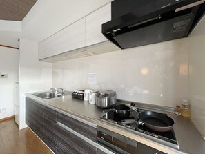 Fridge, microwave, oven, stovetop - Beautiful, spacious apartment next to Peace Park (Hiroshima City)