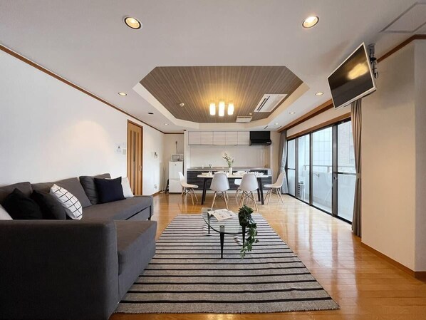 TV, offices - Beautiful, spacious apartment next to Peace Park (Hiroshima City)