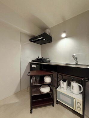 Refrigerador, microondas, parrilla de estufa y utensilios de cocina