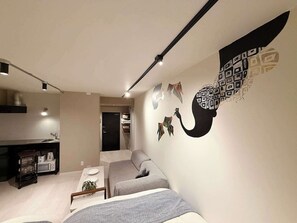 Tabla de planchar con plancha, wifi y ropa de cama