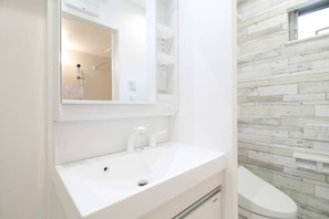 Badewanne, Haartrockner, Handtücher, Seife