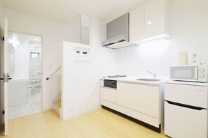Fridge, microwave, stovetop, cookware/dishes/utensils