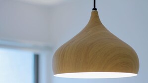 Un luminaire suspendu avec un revêtement en bois.