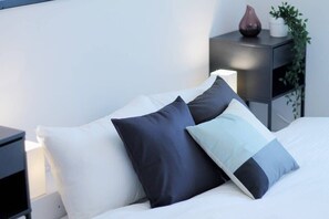 2 عدّة غرف نوم ومكواة/لوح كي وواي فاي وملاءات أسرّة