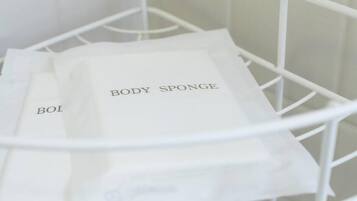 Baignoire, sĂšche-cheveux, serviettes fournies