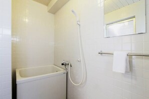Badewanne, Haartrockner, Handtücher