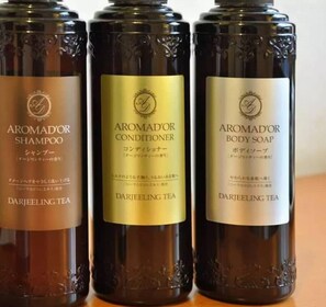 Badewanne, Haartrockner, Handtücher