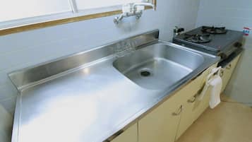 Fridge, microwave, stovetop, cookware/dishes/utensils