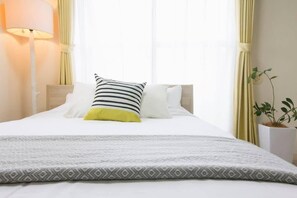 1 dormitorio, tabla de planchar con plancha, wifi y ropa de cama