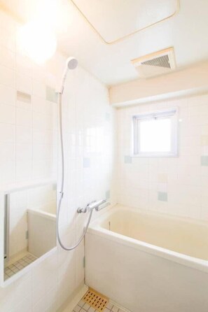 Badewanne, Haartrockner, Handtücher