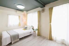 1 dormitorio, tabla de planchar con plancha, wifi y ropa de cama
