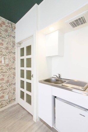 Kjøleskap, mikrobølgeovn, kokeplater og kjøkkenutstyr