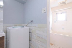 Badekar, hårføner og håndklær