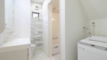 浴缸、吹风机、毛巾、肥皂