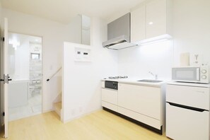 冷蔵庫、電子レンジ、コンロ、調理器具と食器