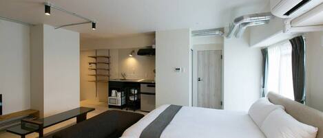 Tabla de planchar con plancha, wifi, ropa de cama