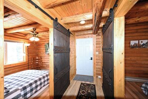 4 bedrooms, travel cot, WiFi, bed sheets - Renovated Log Cabin, Hot Tub, 25 mins to Yellowstone (Island Park)