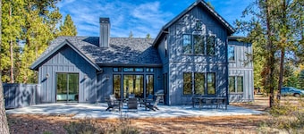 Luxury Sunriver Lodge, 3 King Suites, SHARC Passes, Hot Tub, EV, Sleeps 16!