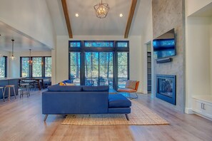 Smart TV, fireplace, video games, table tennis