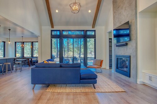 Luxury Sunriver Lodge, 3 King Suites, SHARC Passes, Hot Tub, EV, Sleeps 16!