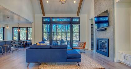 Luxury Sunriver Lodge, 3 King Suites, SHARC Passes, Hot Tub, EV, Sleeps 16!