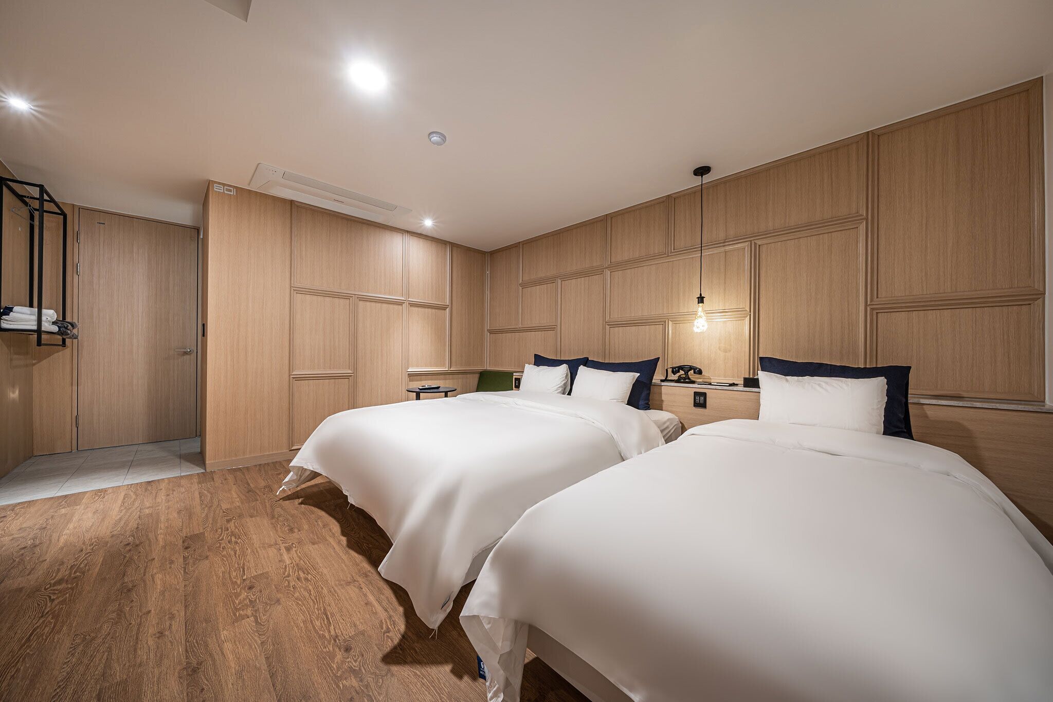 premium twin room | premium bedding, minibar, desk, soundproofing
